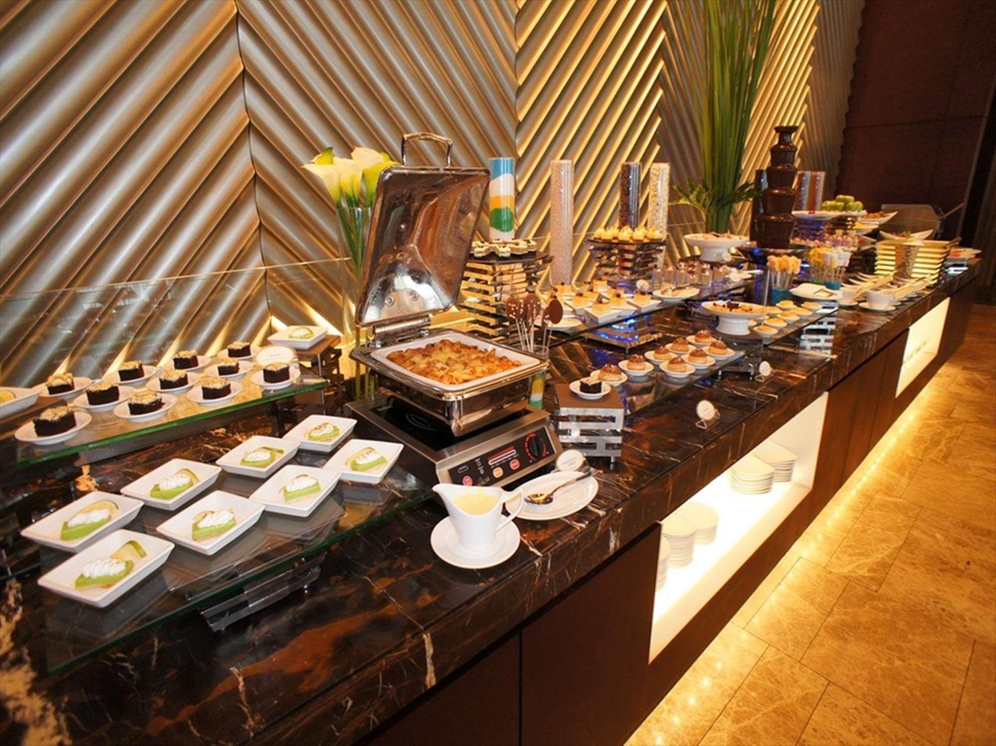 Crimson Hotel Filinvest City, Manila Muntinlupa City Екстер'єр фото A buffet at a hotel