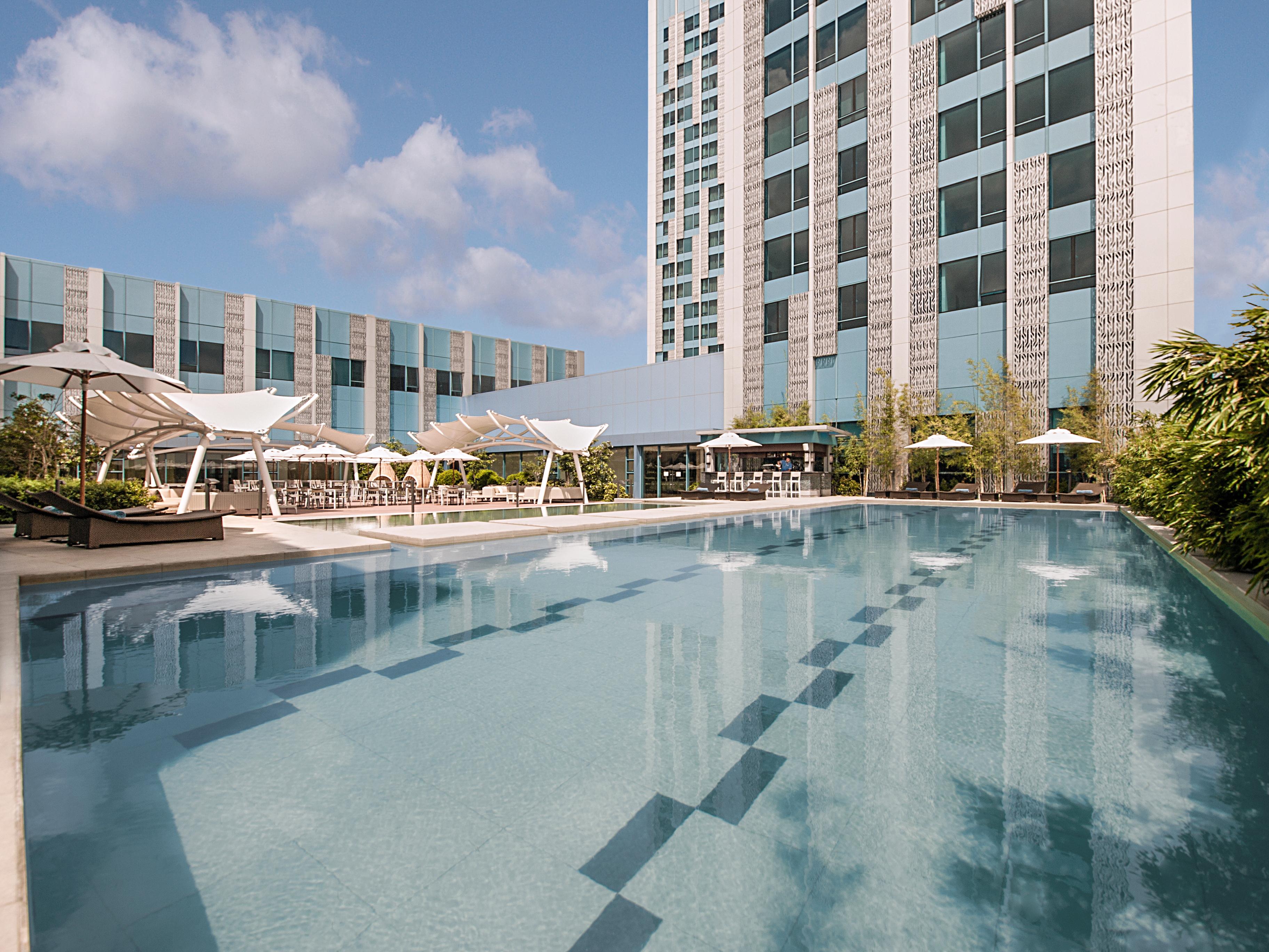 Crimson Hotel Filinvest City, Manila Muntinlupa City Екстер'єр фото The pool at the hotel