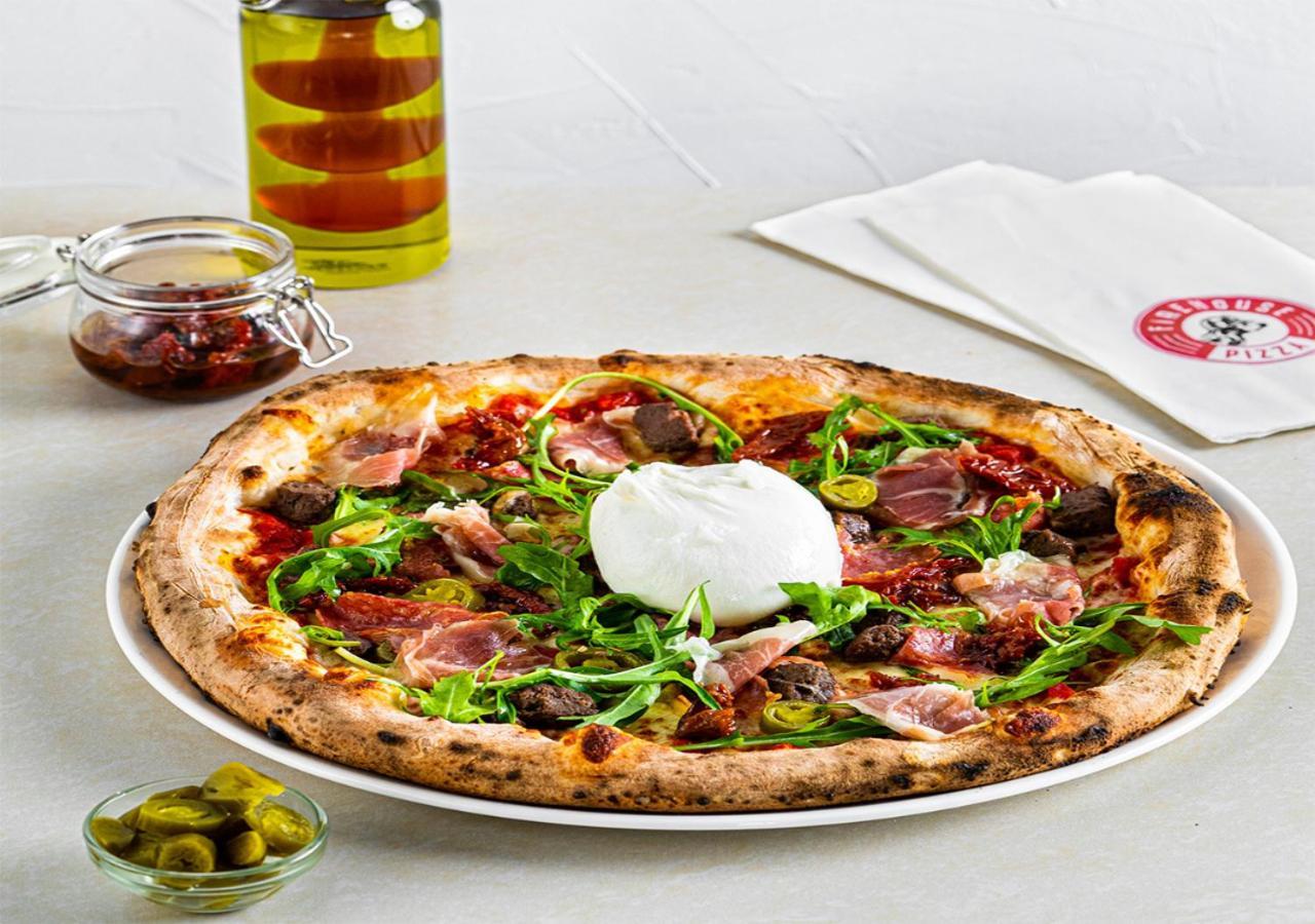 Crimson Hotel Filinvest City, Manila Muntinlupa City Екстер'єр фото Pizza with buratta